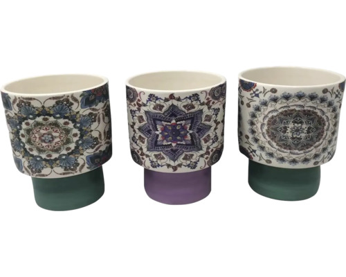 Drei Übertöpfe aus Keramik mit unterschiedlichen floralen Mustern