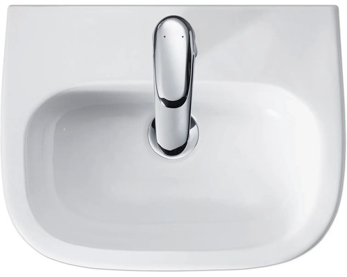 Lavabo en céramique blanche avec robinet chromé vu de dessus