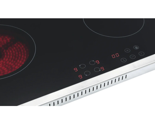 Vue détaillée d''une plaque de cuisson électrique noire avec affichage numérique