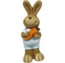 Lapin de Pâques avec carotte comme décoration de jardin