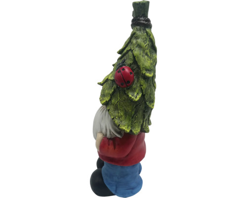Nain de jardin avec chapeau de feuilles et coccinelle