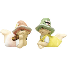 Deux figurines décoratives d''elfes avec chapeau
