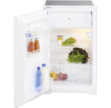 Réfrigérateur blanc ouvert avec divers aliments
