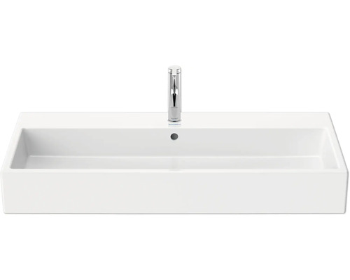 Lavabo en céramique avec robinetterie