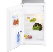 Réfrigérateur ouvert avec des aliments tels que de la salade, du yaourt, des boissons et des légumes