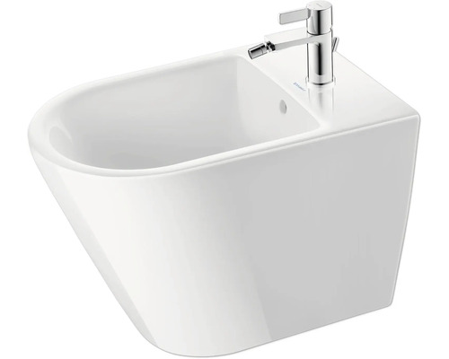 Weisses wandhängendes Bidet mit Armatur für das Badezimmer.