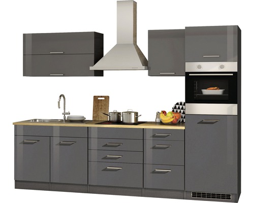 Cuisine intégrée grise avec évier, plaque de cuisson, hotte aspirante, placards hauts et four