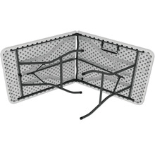Zusammengeklappter Klapptisch mit Metallgestell