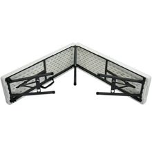 Table pliante repliée avec poignée de transport.