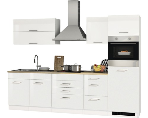 Cuisine complète avec évier, cuisinière, hotte et armoires en blanc