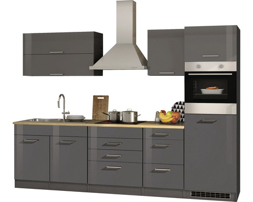 Cuisine linéaire grise avec évier, plaque de cuisson, hotte aspirante et four