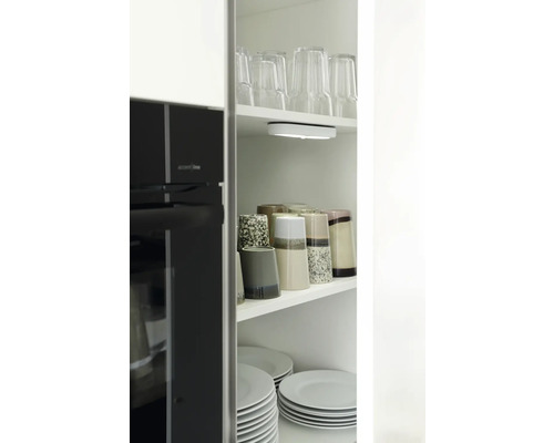 Armoire de cuisine avec vaisselle, tasses et éclairage sous meuble