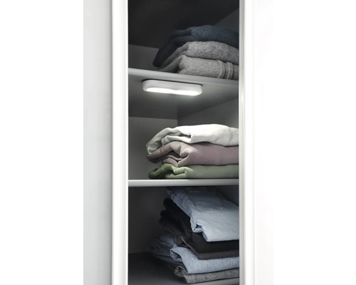 Armoire avec lampe LED et vêtements pliés