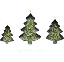 Drei Ausstechformen in Tannenbaumform gefüllt mit Rosmarin.