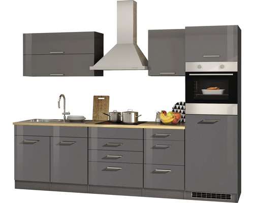 Cuisine grise avec évier, plaque de cuisson, hotte aspirante et four