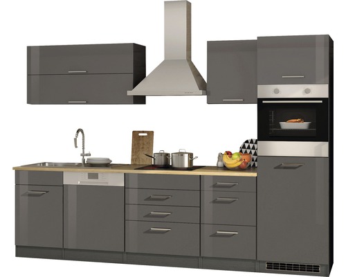 Cuisine moderne avec évier, lave-vaisselle, plaque de cuisson, hotte aspirante, four et meubles hauts.