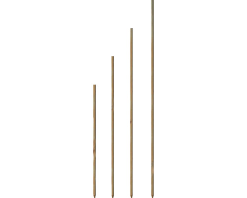 Gartenpfähle aus Holz in verschiedenen Höhen