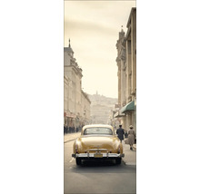 Voiture classique garée dans une ville lumineuse