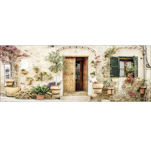 Fassade eines Hauses mit Holztür, Fensterläden und Blumentöpfen