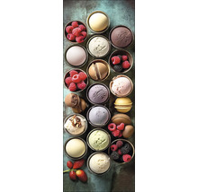 Sortiment von Eiscreme in Schalen, ergänzt durch frische Beeren und Macarons