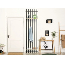 Couloir avec porte-manteau, commode et décoration