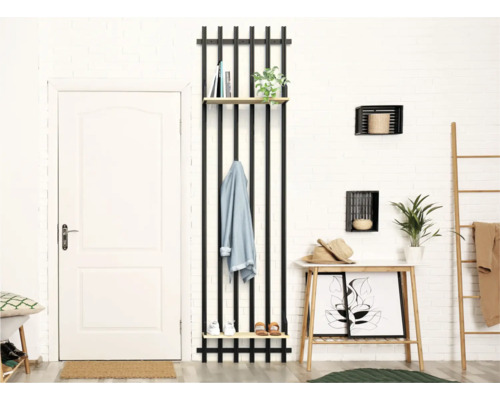 Couloir avec porte-manteau, commode et décoration