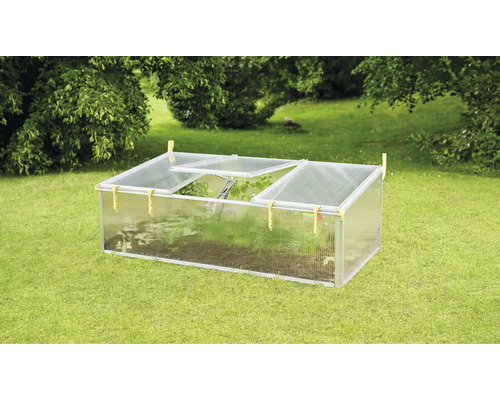 Frühbeetkasten auf einer Rasenfläche im Garten