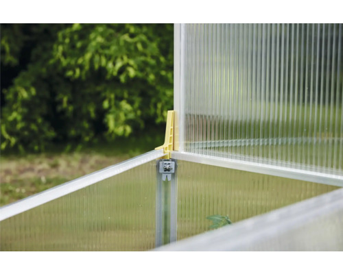 Detailansicht eines Gewächshauses mit Polycarbonatplatten und Verbindungselementen