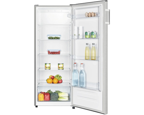 Geöffneter Kühlschrank mit Lebensmitteln auf den Regalen