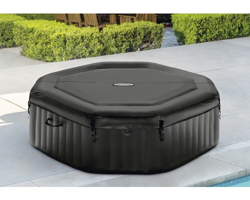 Abgedeckter Whirlpool im Gartenbereich