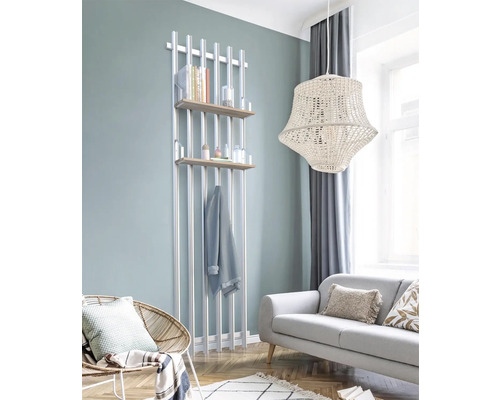Salon avec porte-manteau, étagères, canapé et lampe