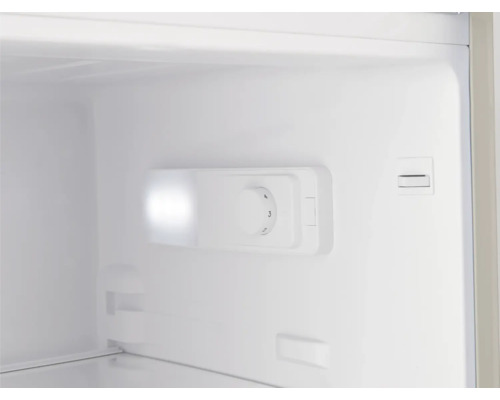 Innenansicht eines Kühlschranks mit Temperaturregler.