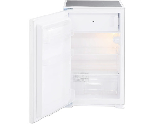 Geöffneter Kühlschrank mit Regalen