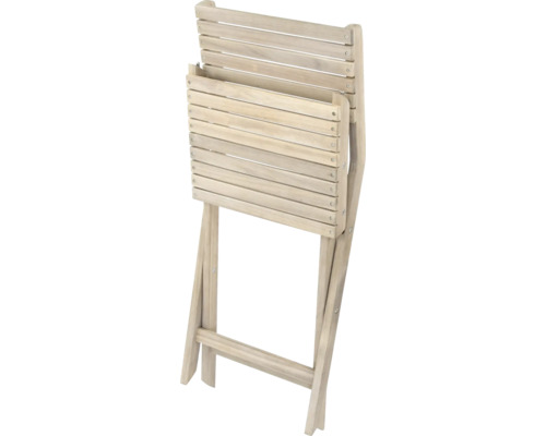 Zusammengeklappter Gartenstuhl aus Holz