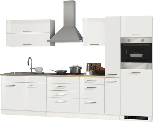 Cuisine complète avec évier, plaque de cuisson, hotte aspirante et four