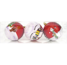 Trois boules de Noël décorées avec des motifs de Noël dans un emballage transparent