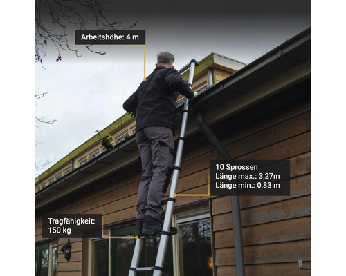 Mann auf einer Aluminium Teleskopleiter bei Reinigungsarbeiten am Dach eines Hauses. Die Leiter hat 10 Sprossen und eine maximale Länge von 3,27 Meter sowie eine maximale Arbeitshöhe von 4 Metern und eine Tragfähigkeit von 150 Kilogramm.
