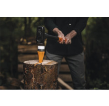 Szene einer Holzspaltvorrichtung mit Hammer auf einem Holzscheit