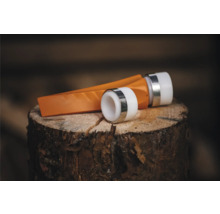 Holzspaltkeil aus Kunststoff mit zwei Schlagringen auf Holzscheit