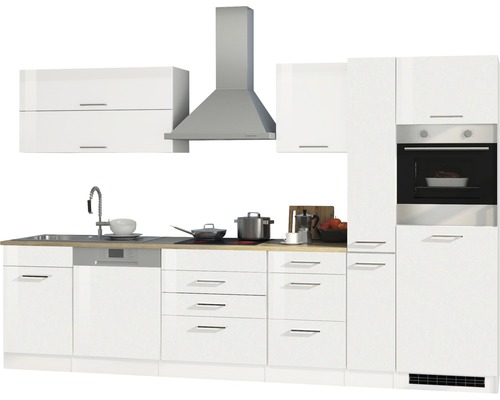 Cuisine complète avec évier, lave-vaisselle, cuisinière, hotte, armoires et four.