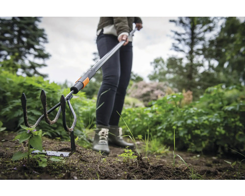 Gartenhacke im Einsatz zur Unkrautentfernung in einem Gartenbeet.