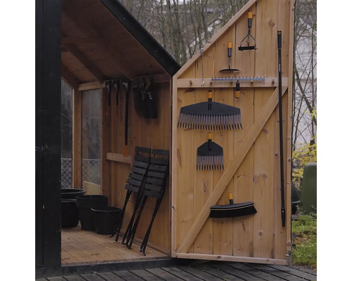 Armoire de jardin ouverte avec outils de jardin et chaises