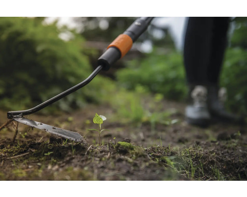 Sarcloir utilisé pour le désherbage dans le jardin.