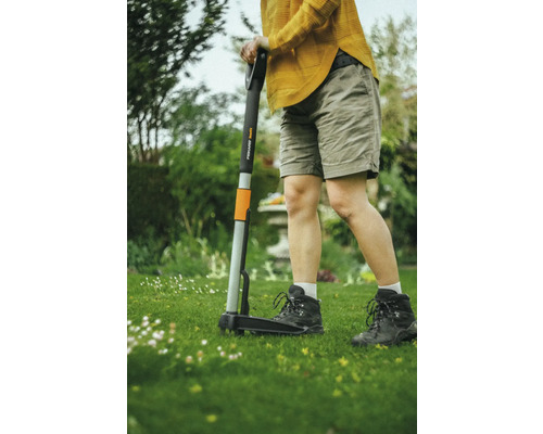 Jardin avec désherbeur en utilisation.