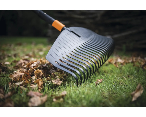 Râteau de jardin pour ramasser les feuilles sur une pelouse