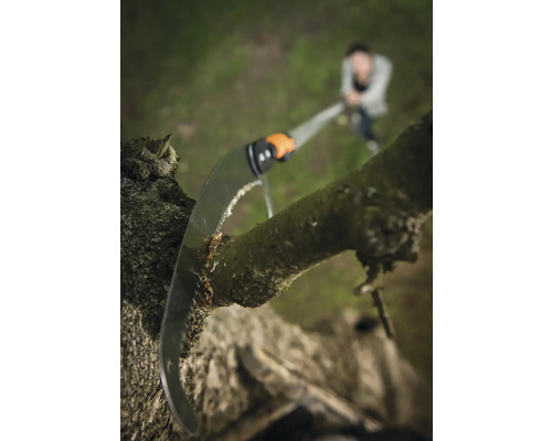 Astsäge schneidet einen Baumast im Garten