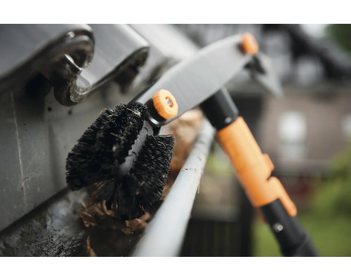 Brosse de gouttière avec manche télescopique pour le nettoyage des gouttières