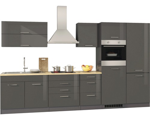 Cuisine intégrée moderne grise avec évier, plaque de cuisson, hotte aspirante et four