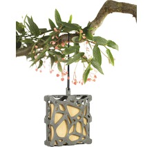 Dekorative Hängeleuchte mit floralem Design an einem Ast