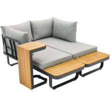 Gartenlounge mit grauem Stoffbezug und Beistelltischen aus Holz
